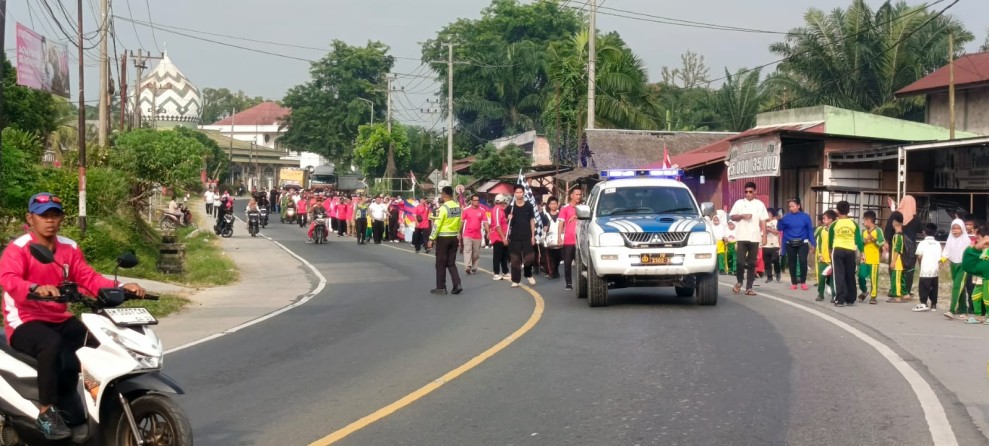 Polsek Bandar Sei Kijang Kawal Gerak Jalan Santai HUT Desa Simpang Beringin ke-21 dan HUT RI ke-81