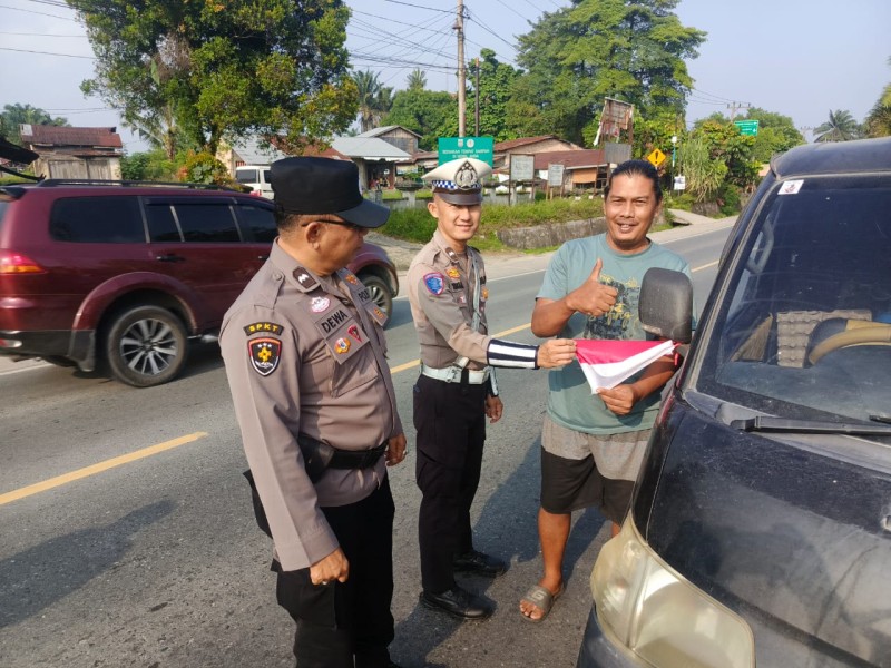*Polsek Bandar Seikijang Laksanakan Pemasangan dan Pembagian Bendera Merah Putih dan Umbul-Umbul dalam Menyemarakkan HUT RI ke-80*