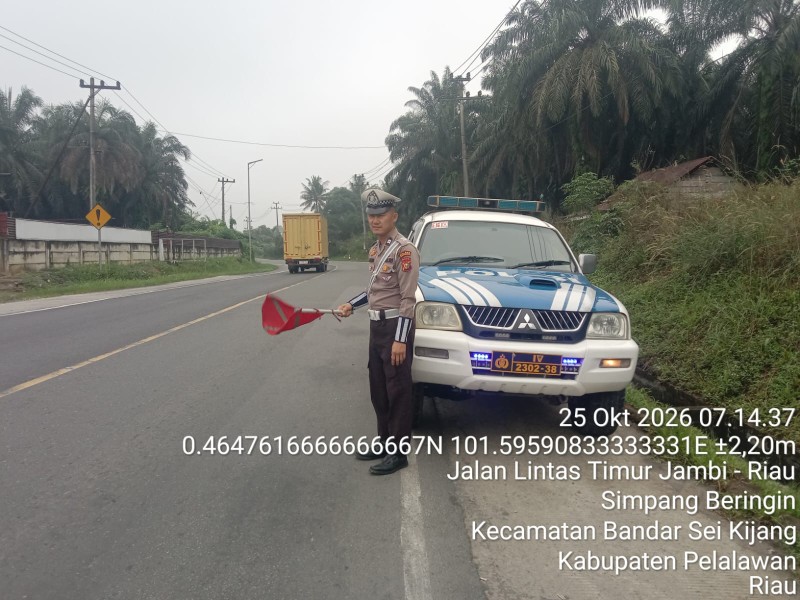 POLSEK BANDAR SEI KIJANG LAKSANAKAN PATROLI PREVENTIF DAN PENGATURAN ARUS LALU LINTAS DI JALINTIM KM 38