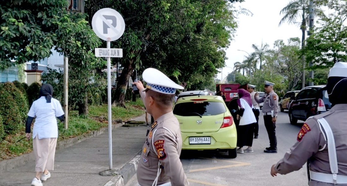 Parkir di Tempat Terlarang, Mobil Oknum Dokter RSUD AA di Tilang Ditlantas Polda Riau