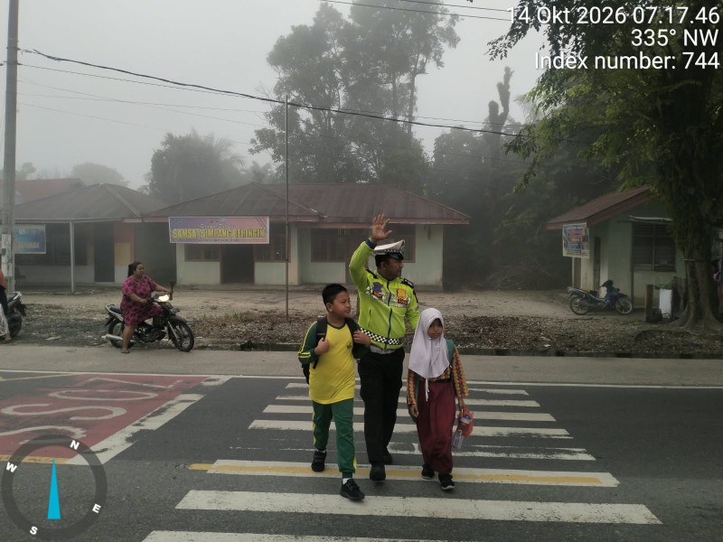 Polsek Bandar Sei Kijang Kembali Laksanakan Pengaturan Arus Lalu Lintas dan Menyebrangkan Anak Sekolah SDN 007