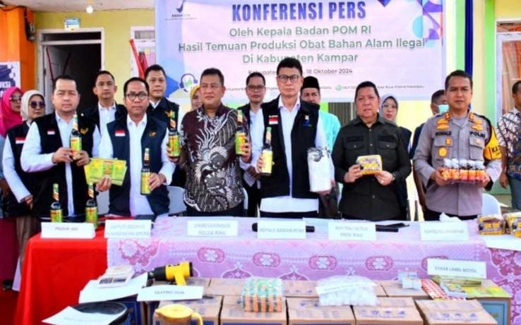 Kepala BPOM RI Lakukan Konferensi Pers Temuan Obat Bahan Alam Ilegal Di Desa Rimbo Panjang
