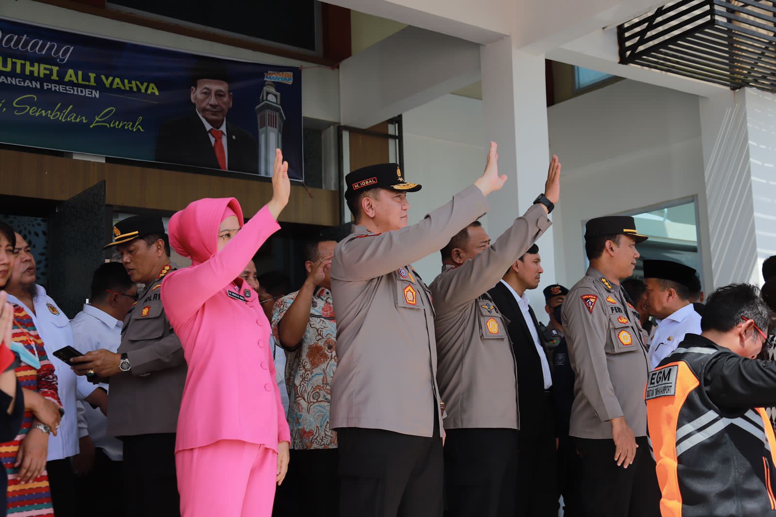 Kapolda Riau Irjen Moh Iqbal Lepas Keberangkatan Kapolda Jambi Irjen Rusdi Hartono Dibandara Sultan Thaha Saifudin Jambi