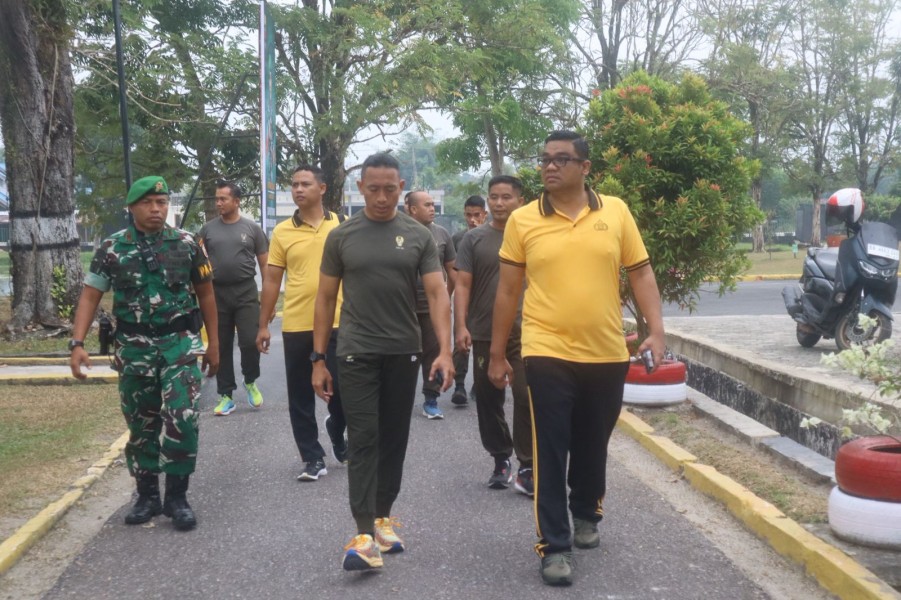 Kapolres Kampar Baru Jalin Keakraban dengan Yonif 132/BS, Apel dan Olahraga Bersama