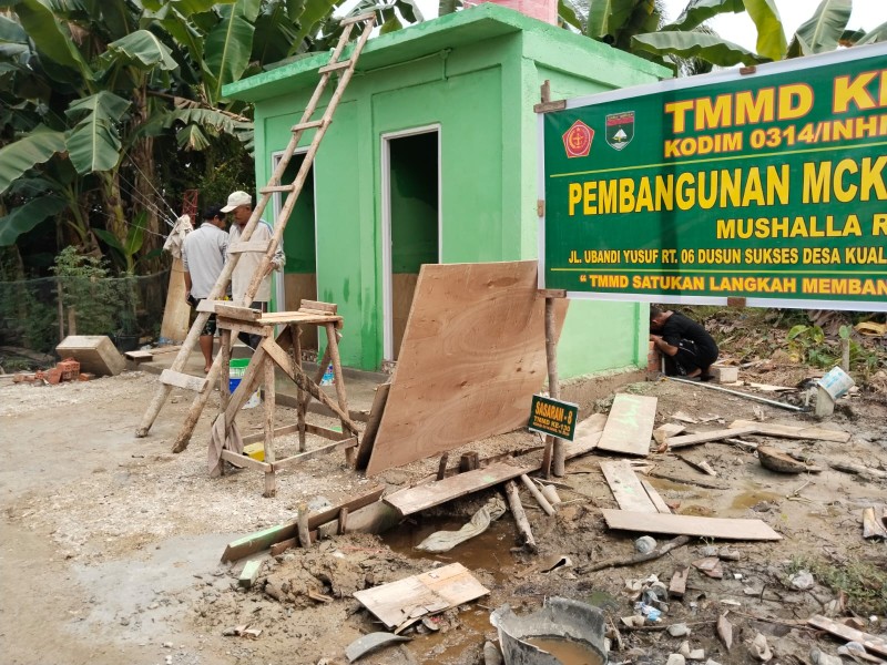 Pengabdian Tanpa Batas, Satgas TMMD ke-130 Percepat Pembangunan Fasilitas Sanitasi di Desa Kuala Lemang