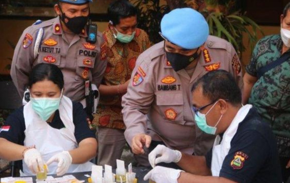 Ratusan Anggota Polda Bali Jalani Tes Urine Narkoba , Ditresnarkoba Dites Pertama