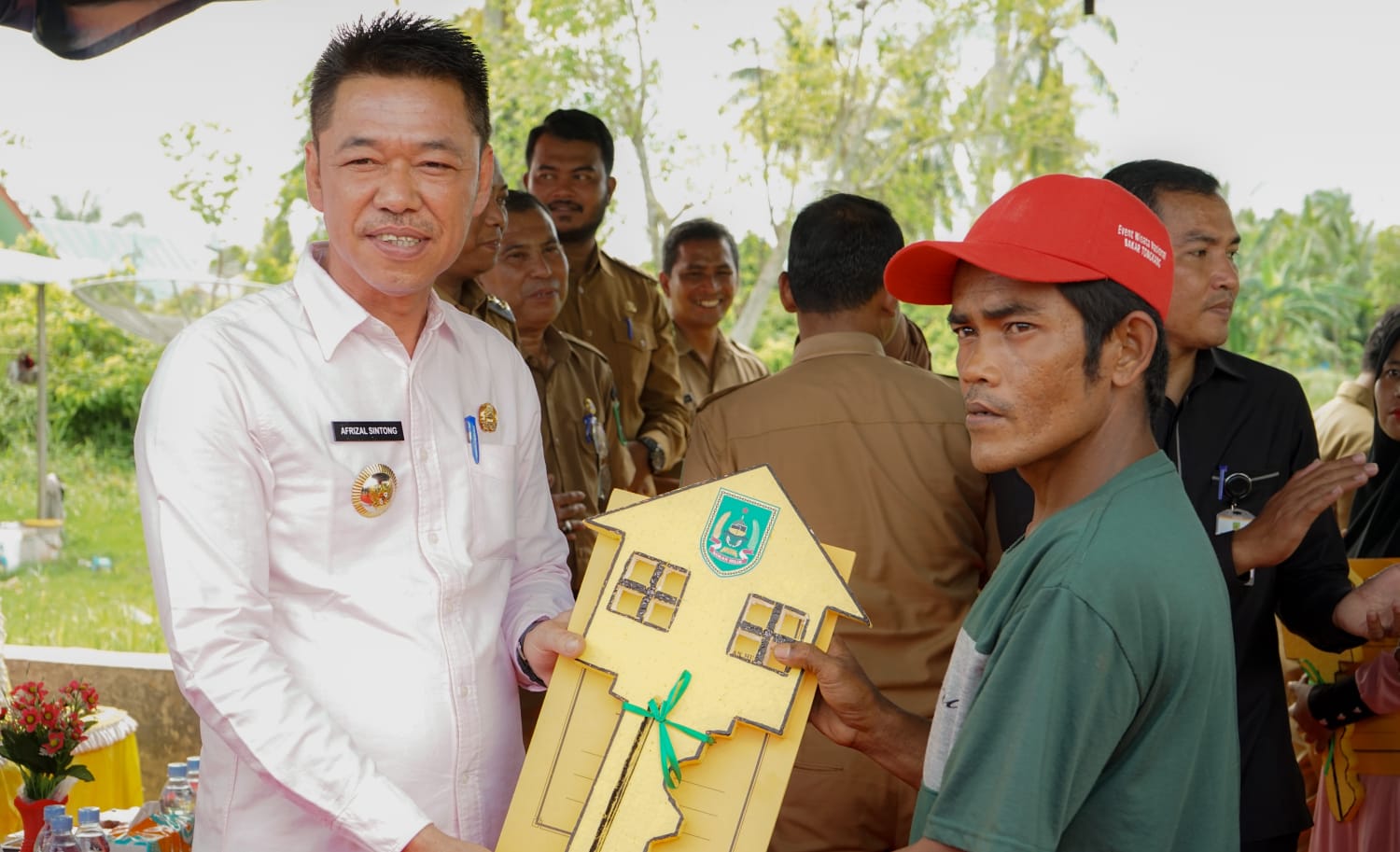 Bupati Rohil Serahkan 15 Unit Rumah Resetlemen Kepada Warga Masyarakat Bagan Hulu