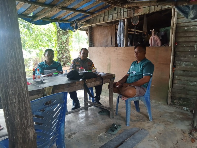 Bhabinkamtibmas Polsek Bandar Sei Kijang Laksanakan DDS Sambang Tempat Keramaian Warga