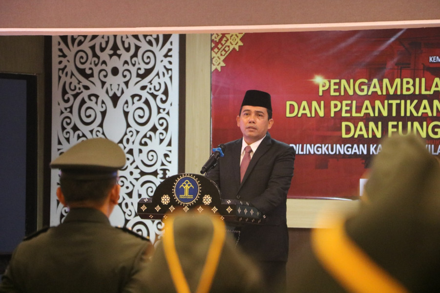 Kakanwil KEMENKUMHAM Riau Lantik Dan Ambil Sumpah 53 Pejabat Administrasi Dan Fungsional Tertentu, 7 Diantaranya Merupakan Kepala Unit Pelaksana Teknis