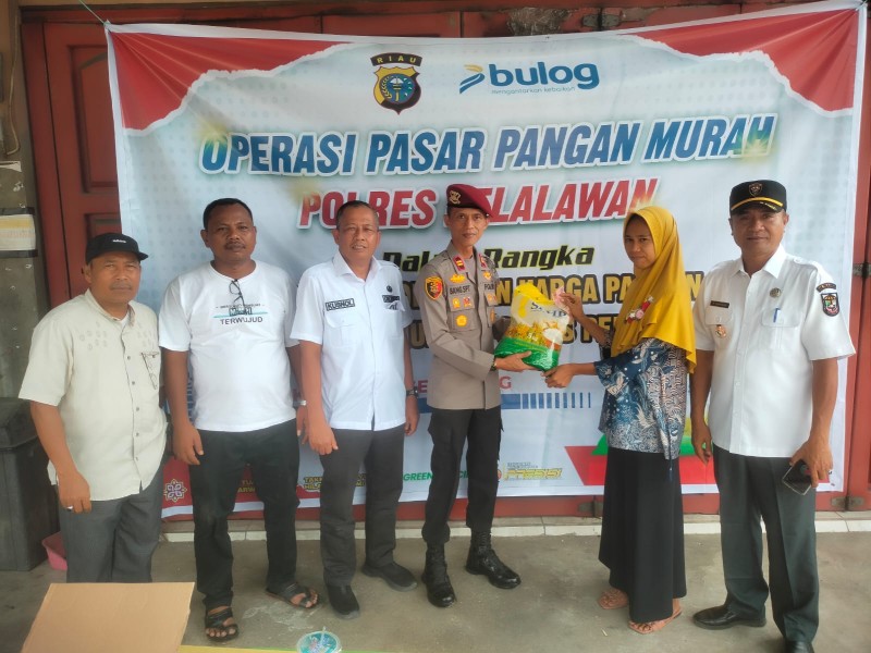 *Polres Pelalawan Laksanakan Operasi Pasar Pangan Murah untuk Stabilisasi Pasokan dan Harga Pangan*