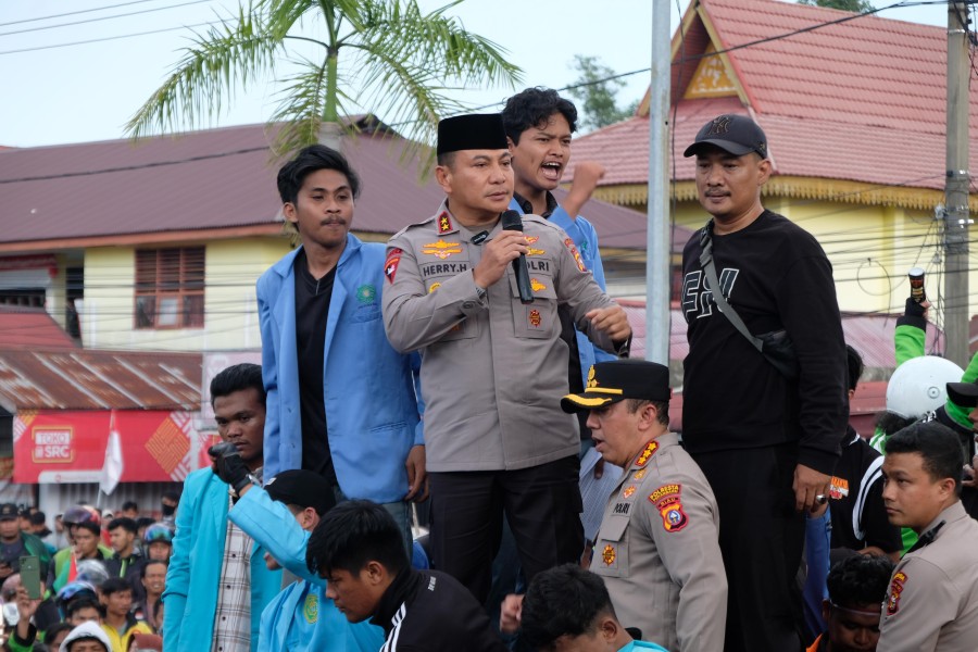 Demo Depan Mapolda Riau Berlangsung Damai, Kapolda Riau Langsung Temui Ojol dan Mahasiswa