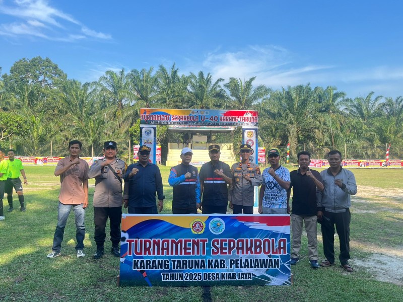 *Polsek Bandar Seikijang Hadiri Pembukaan Turnamen Sepak Bola U-40 Karang Taruna Kab. Pelalawan*