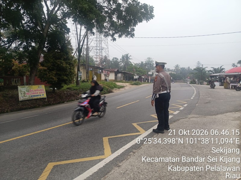 POLSEK BANDAR SEI KIJANG LAKSANAKAN GATUR LALIN PAGI DI DEPAN SEKOLAH, ARUS LALU LINTAS AMAN DAN LANCAR