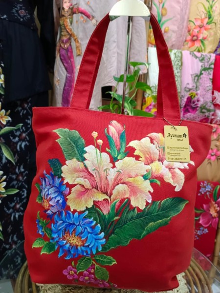Goresan Estetika dari Jemari seorang Ibu Persit Menenun Cerita di Balik Tas & Kain Lukis Bali