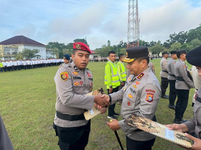 Polda Riau Berikan Penghargaan 12 Personil Bhabinkamtibmas Green Policing Award