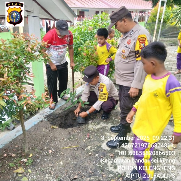 *Polsek Bandar Sei Kijang Laksanakan Penanaman Bibit Pohon*