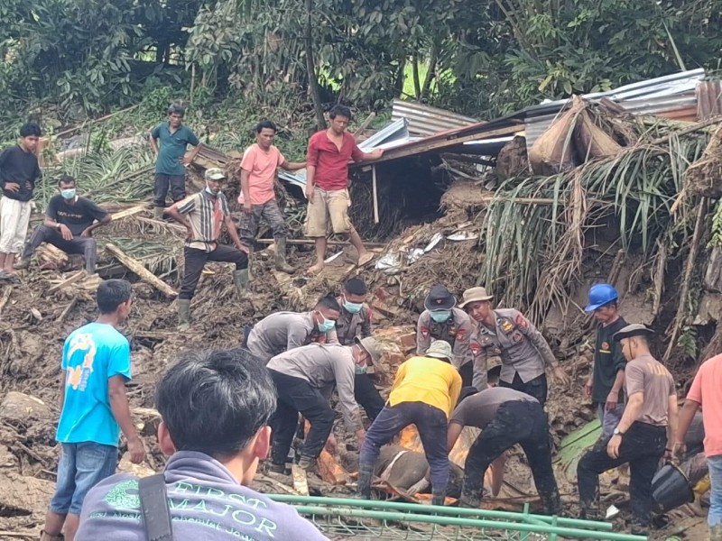 Respons Cepat Brimob Polda Riau : Dua Korban Banjir Ditemukan di Agam