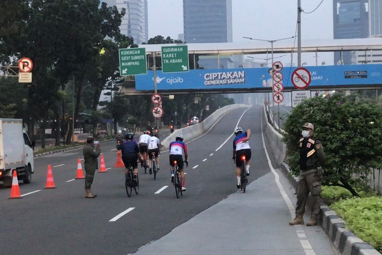 Pesepeda Meninggal Di JLNT Kampung Melayu-Tanah Abang, Diduga Kena Serangan Jantung