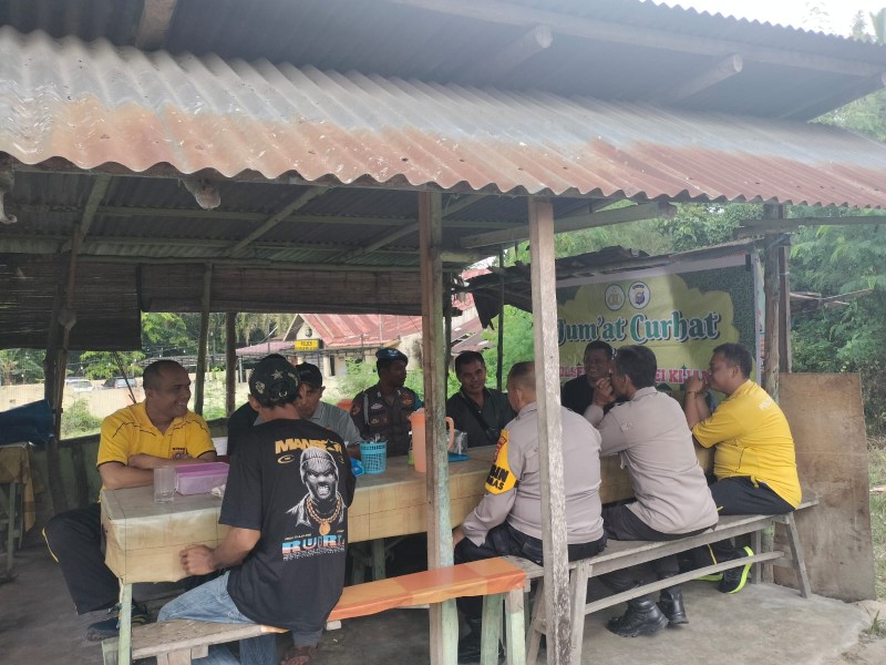 Jumat Curhat: Polsek Bandar Sei Kijang Serap Aspirasi Warga Sambil Sarapan Pagi di Warung Bude