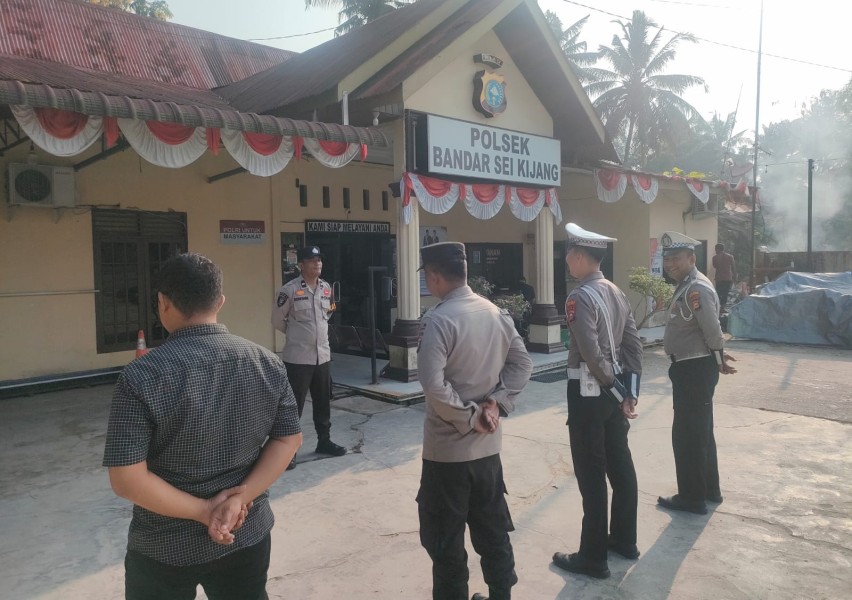 “Polsek Bandar Sei Kijang Sosialisasikan Bahaya Karhutla kepada Masyarakat”