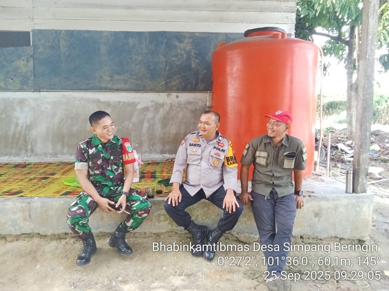 *Sinergitas TNI-POLRI di Desa Simpang Beringin: Bhabinkamtibmas dan Babinsa Sambang Warga*