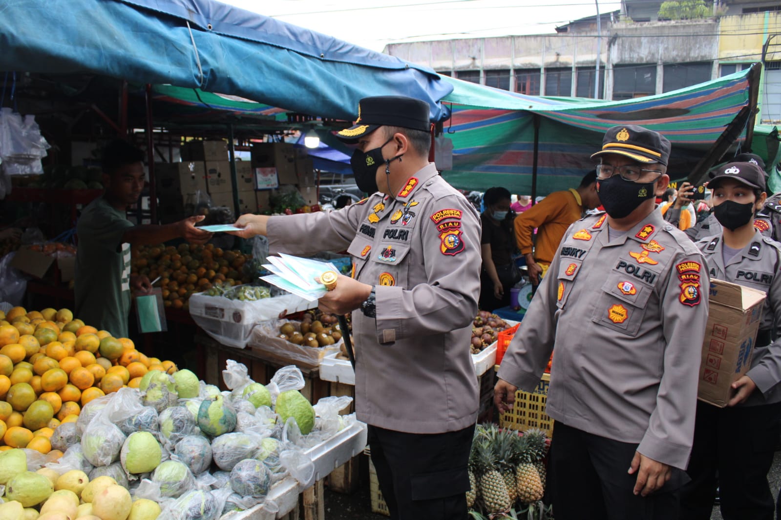 Kapolresta Pekanbaru Kombes Pol Pria Budi Bagikan Masker Ke Pedagang Dan Pengunjung Pasar Sago
