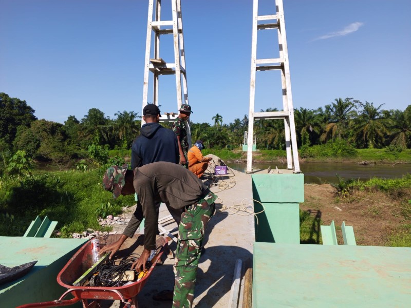 Kodam XIX/Tuanku Tambusai Genjot Penyelesaian Jembatan Garuda, Satgas Kodim 0313/KPR Pasang Hanger di Sisi Seberang Sungai