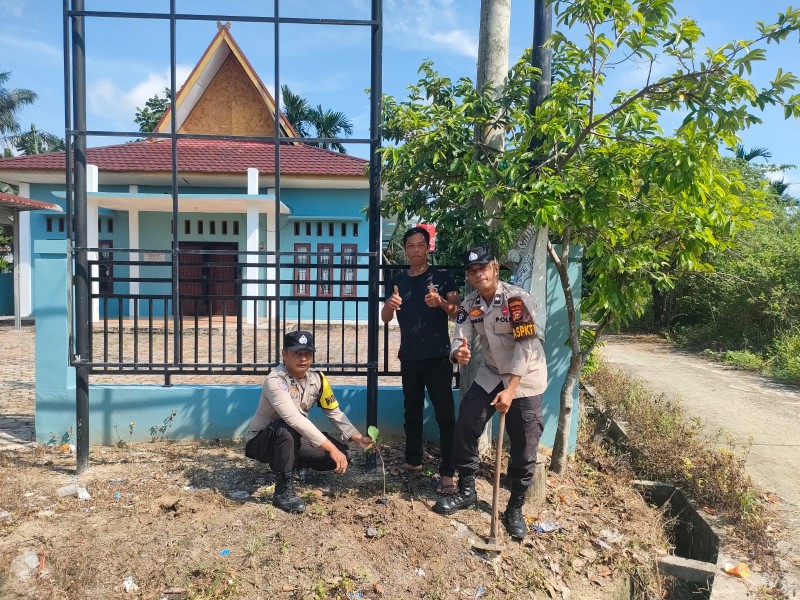 Polsek Bandar Seikijang Gelar Penanaman Bibit Pohon Lewat Program Green Policing di Desa Muda Setia