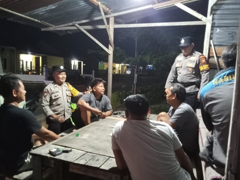 JAGA KAMTIBMAS MALAM HARI, POLSEK BANDAR SEI KIJANG KEMBALI  SAMBANGI POS SAT KAMLING SMPN 01