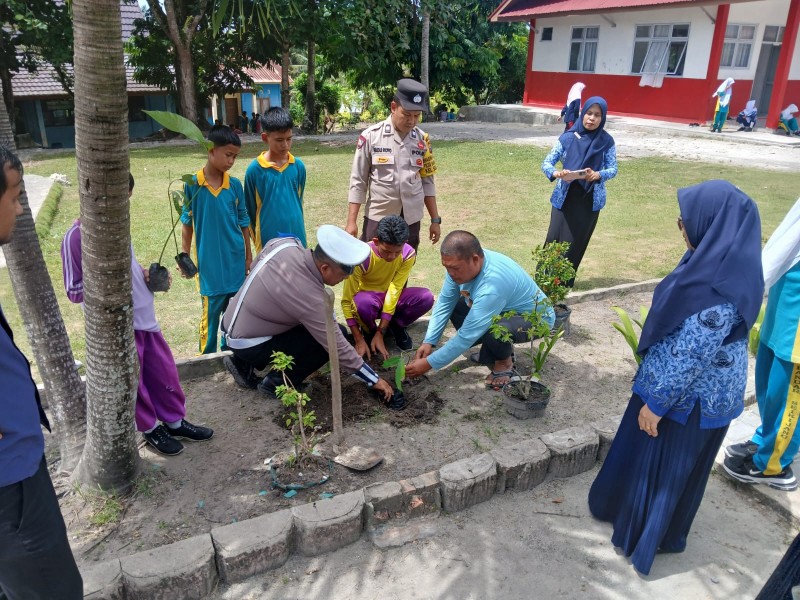 *Polsek Bandar Sei Kijang Laksanakan Penanaman Bibit Pohon di Wilayah Hukumnya*