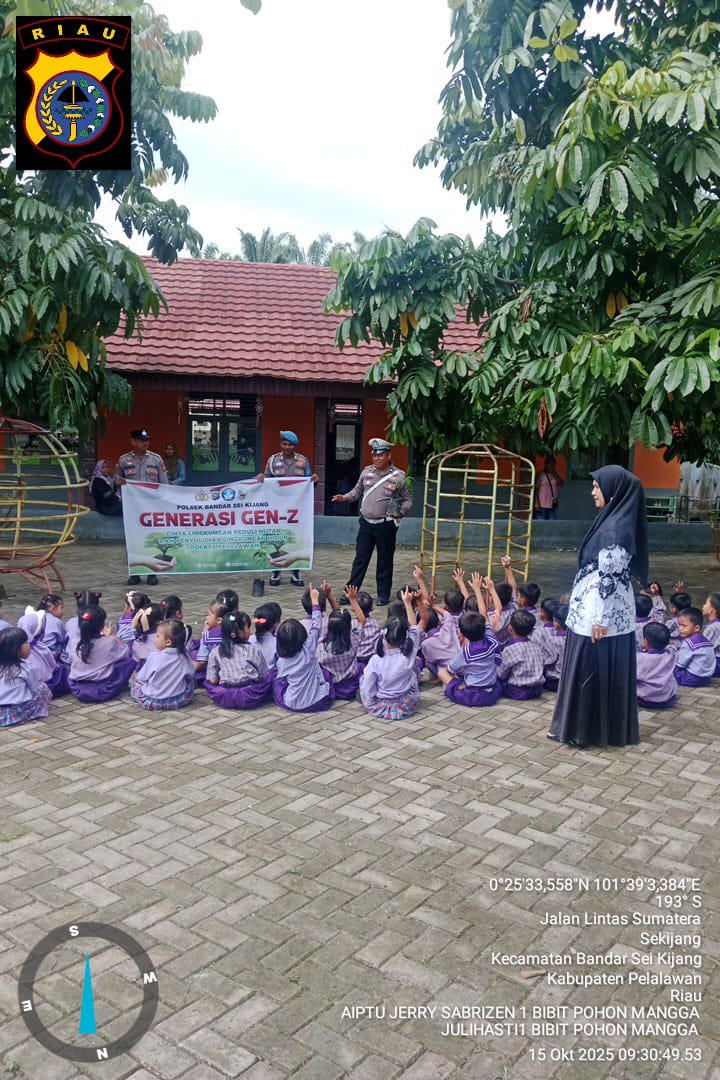 Personil Polsek Bandar Sei Kijang Tanam Pohon Mangga di TK Karya