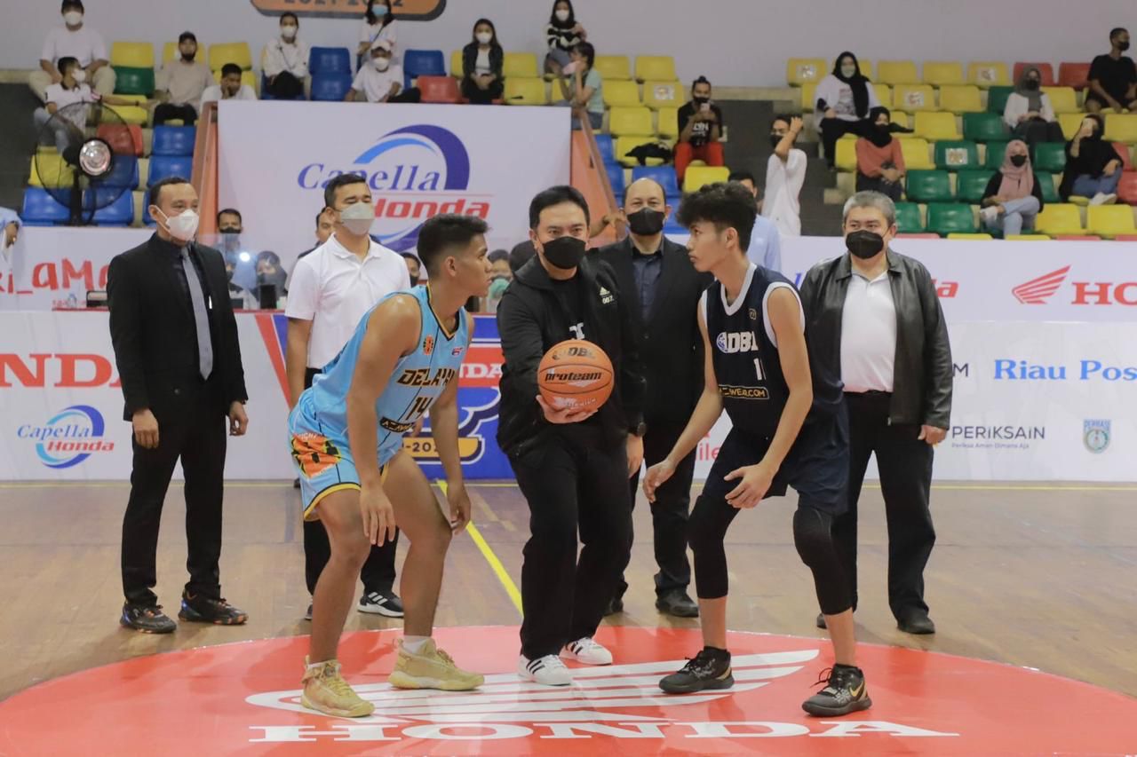 Lakukan Tip Off, Irjen Iqbal Membuka Resmi Honda DBL Series Riau