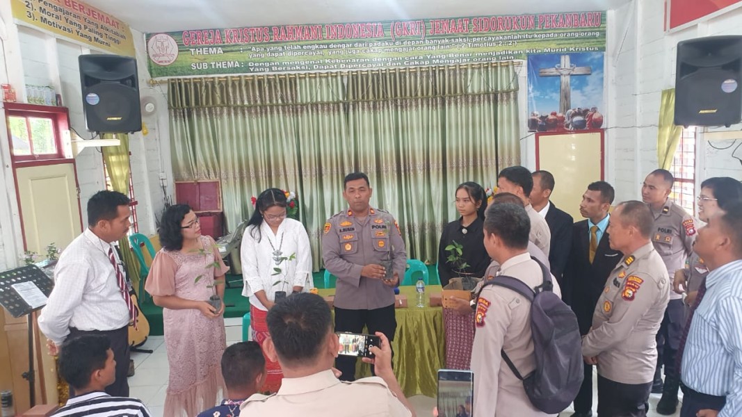 Minggu Kasih Polda Riau: Menyapa Jemaat, Merajut Kedekatan di Gereja Kristus Rahmani Pekanbaru