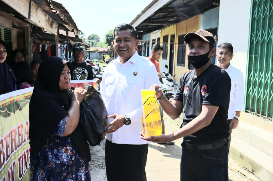 Polda Riau Peduli, Bagikan Paket Sembako Kepada Warga