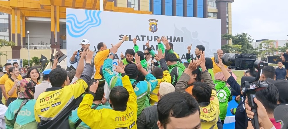 Polda Riau dan Ojol Gelar Olahraga Bersama dan Pasar Murah