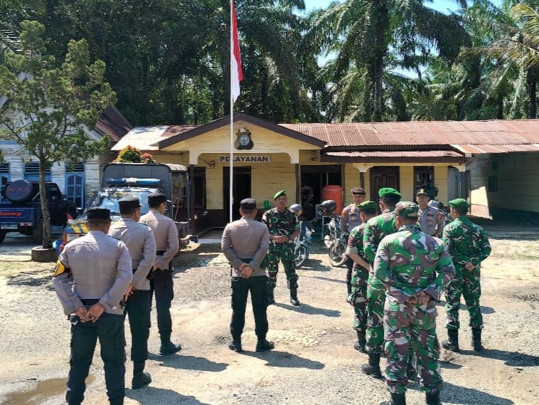 Ciptakan Situasi Aman  Enam personel Koramil 05 / RM dan Enam Perdonrl Polsek Bangko Pusako Gelar Patroli Sinergitas TNI-POLRI