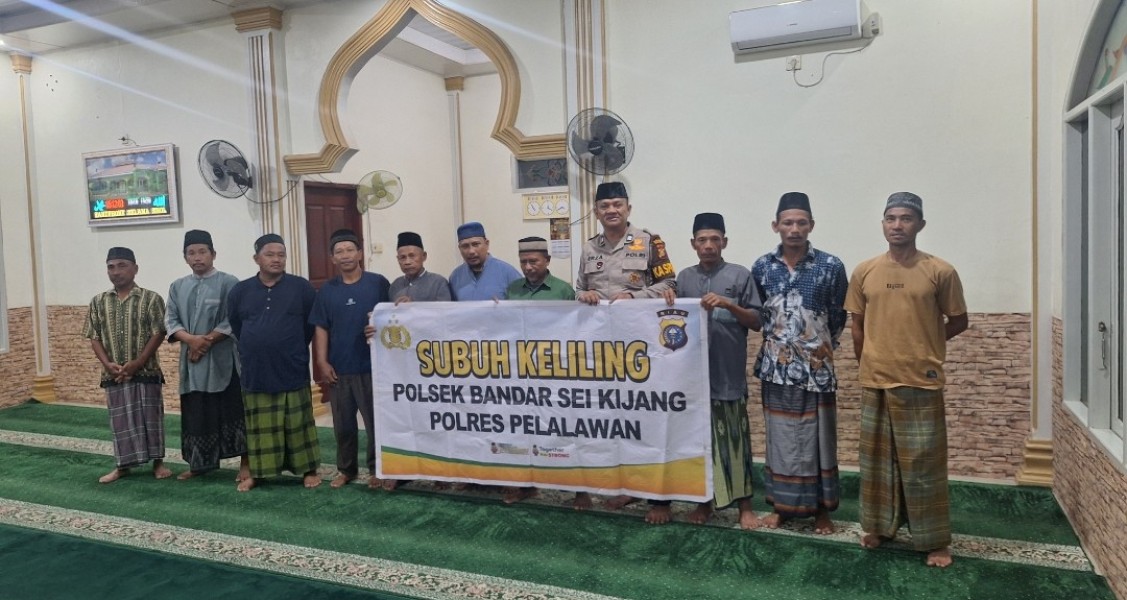 BANGUN KEPERCAYAAN LEWAT PENDEKATAN AGAMA, POLSEK BANDAR SEI KIJANG GELAR SUBUH KELILING DI MUSHOLA DARUL MAGRIB