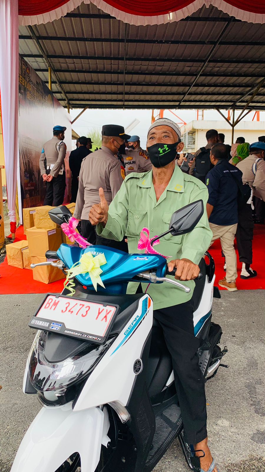 Bagikan Sembako Hingga Motor, Cara Kapolda Riau Bikin Masyarakat Semangat di Vaksin