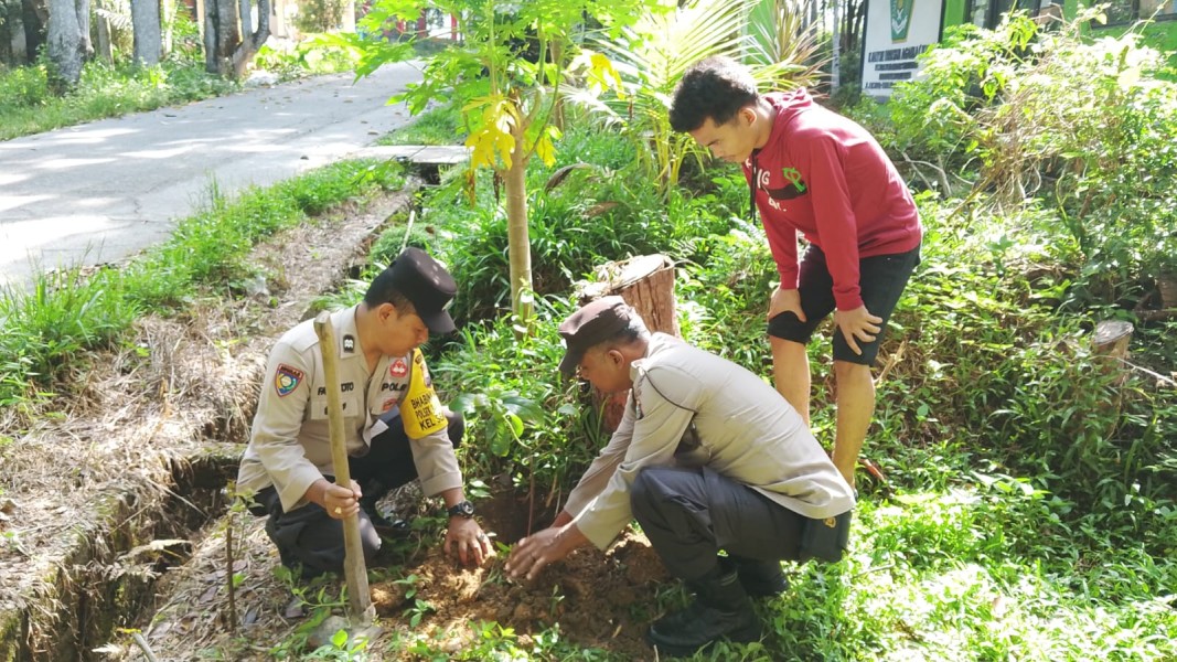 Polsek Bandar Sei Kijang Tanam Bibit Pohon Dukung Program Kelestarian Alam Kapolda Riau