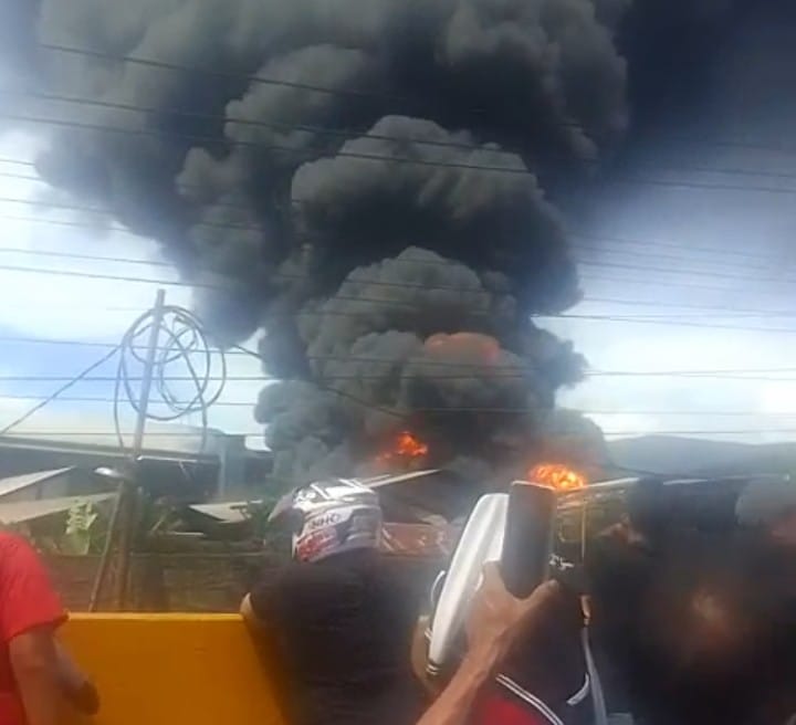 Pabrik Karet PT Teluk Luas Padang Terbakar, Tim Damkar Masih Berusaha Memadamkan Api