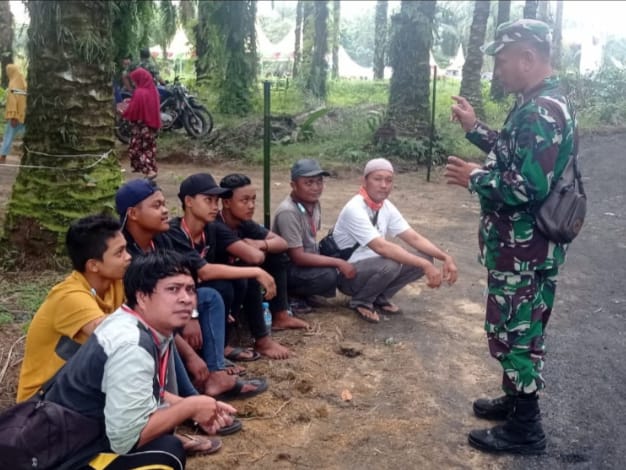 Babinsa Koramil 05/ RM Komsos di Kampung Pancasila Bangko Balam