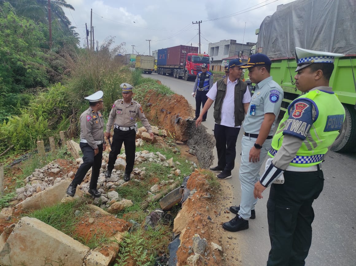 Satlantas Polres Rohil, Beserta Instansi Terkait Laksanakan Survey Jalan Rusak Dan Rawan Longsor