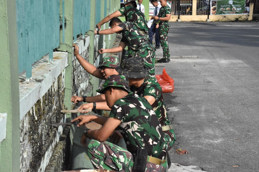 Danrem 031/Wira Bima Pimpin Aksi Bersih-Bersih di Sekolah Kartika Pekanbaru, Tanamkan Budaya Peduli Lingkungan kepada Para Pelajar