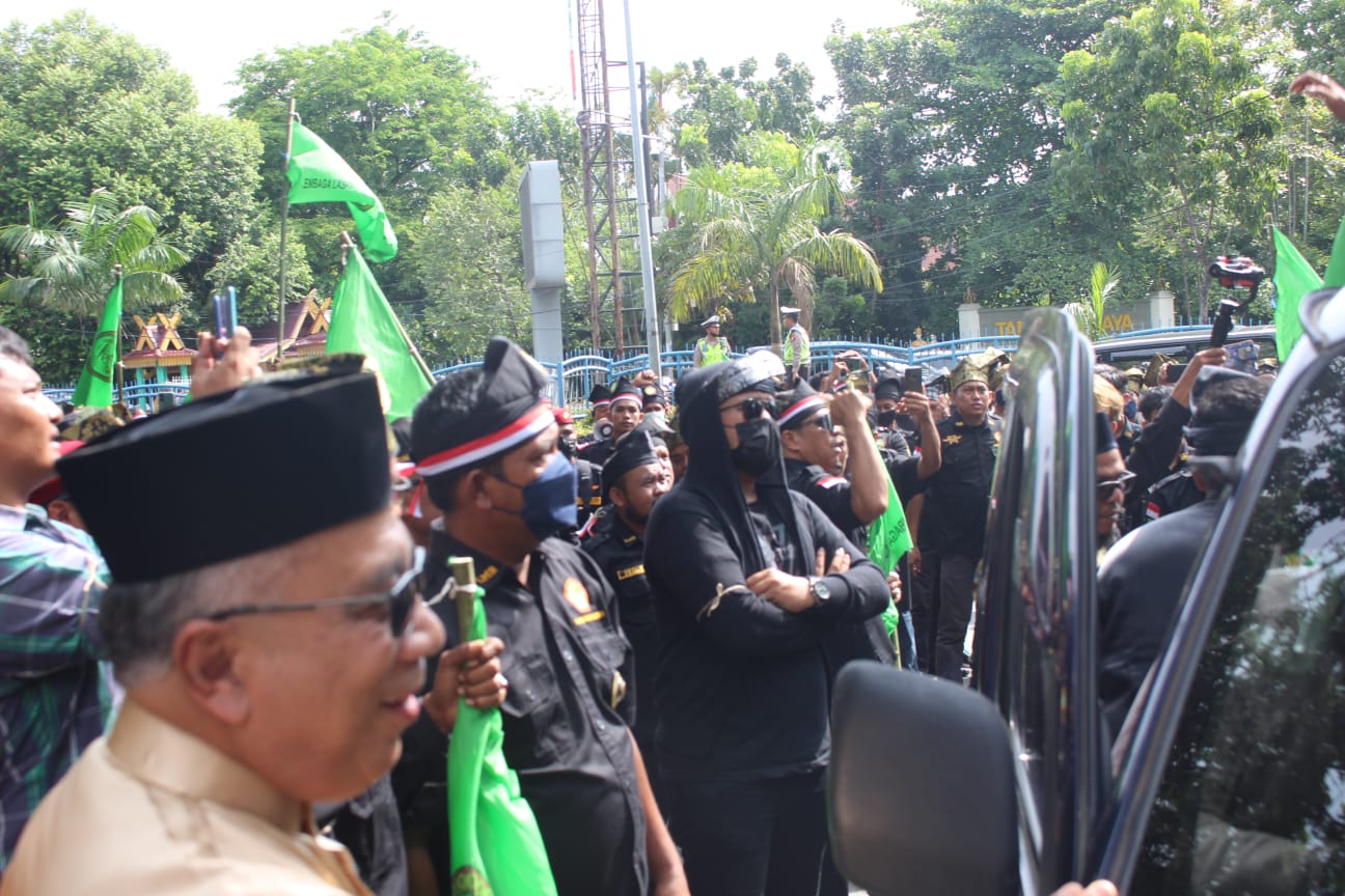 Ribuan Massa Kepung Kantor DPRD Riau, Sampaikan 5 Tuntutan