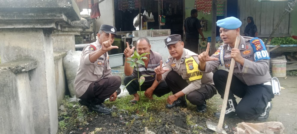 Dukung Penghijauan Kapolda Riau, Polsek Bandar Sei Kijang Tanam 10 Bibit Manggis di Parkiran Pasar