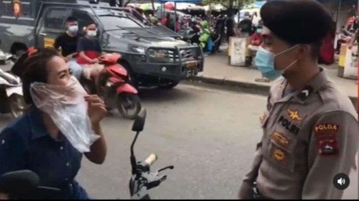 Wanita Gunakan Kresek Sebagai Pangganti Masker