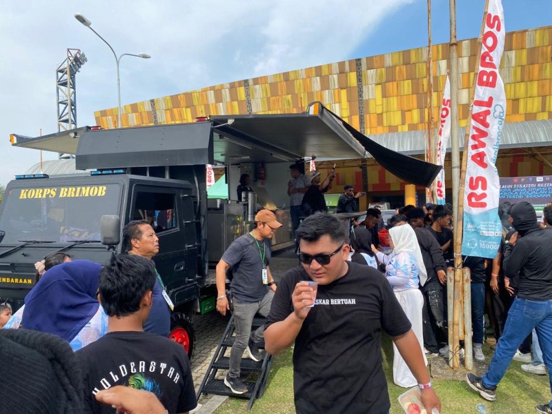 Brimob Riau Dirikan Dapur Lapangan dan Makan Bersama Dengan Suporter PSPS Pekanbaru