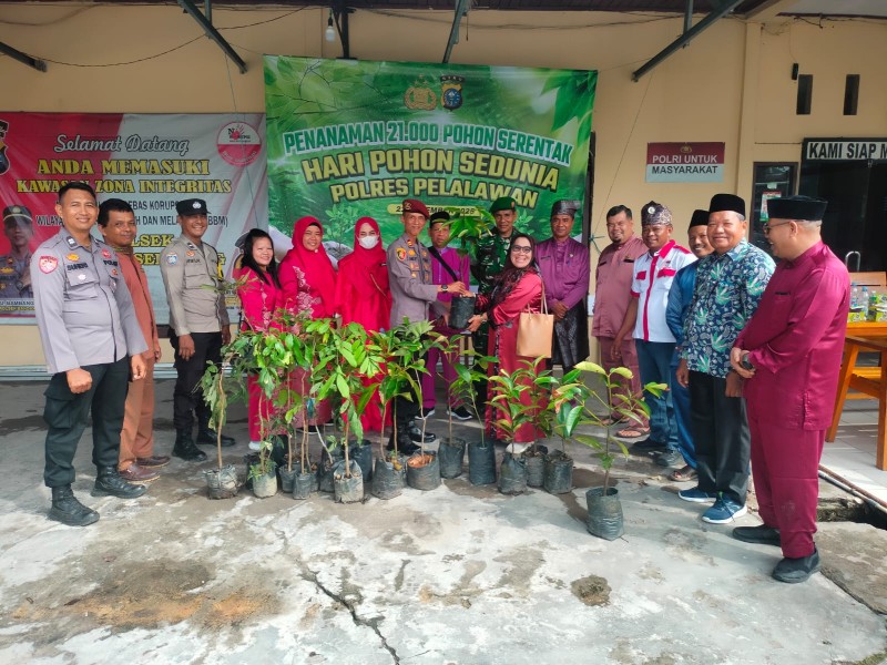 Forkompimcam Bandar Sei Kijang Gelar Kegiatan Penanaman 21.000 Pohon di Pekarangan Polsek Bandar Sei Kijang