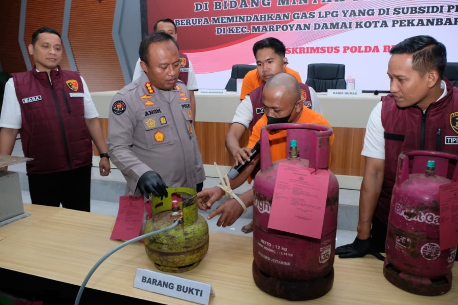 Polda Riau Bekuk Dua Pelaku Pengoplos Gas LPG Bersubsidi