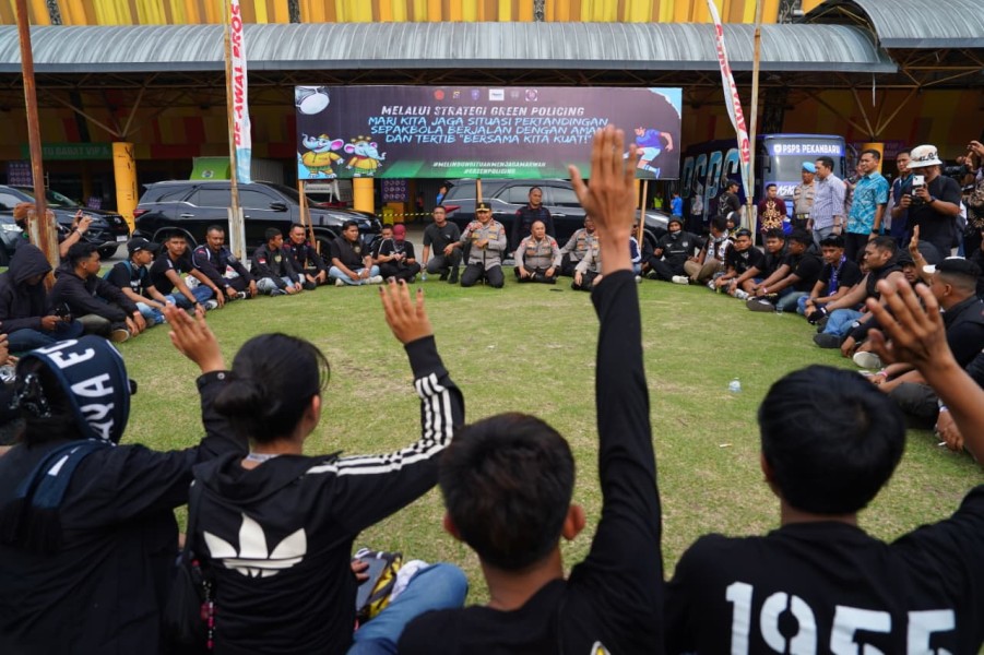 Kapolda Riau Ajak Doa Bersama Suporter PSPS Pekanbaru di Stadion Kaharuddin Nasution